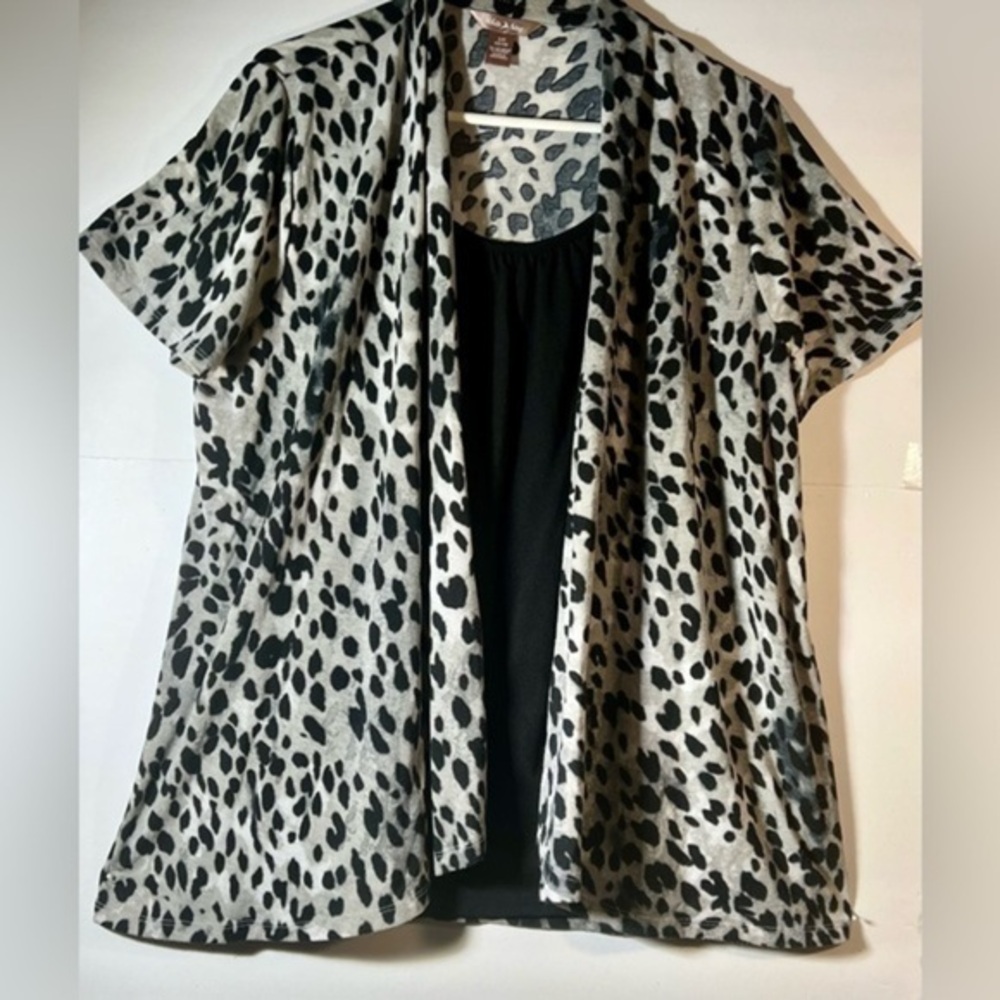 WHITE STAG BLACK AND WHITE SLEEVELESS LEOPARD PRINT WOMENS TOP SIZE LARGE
